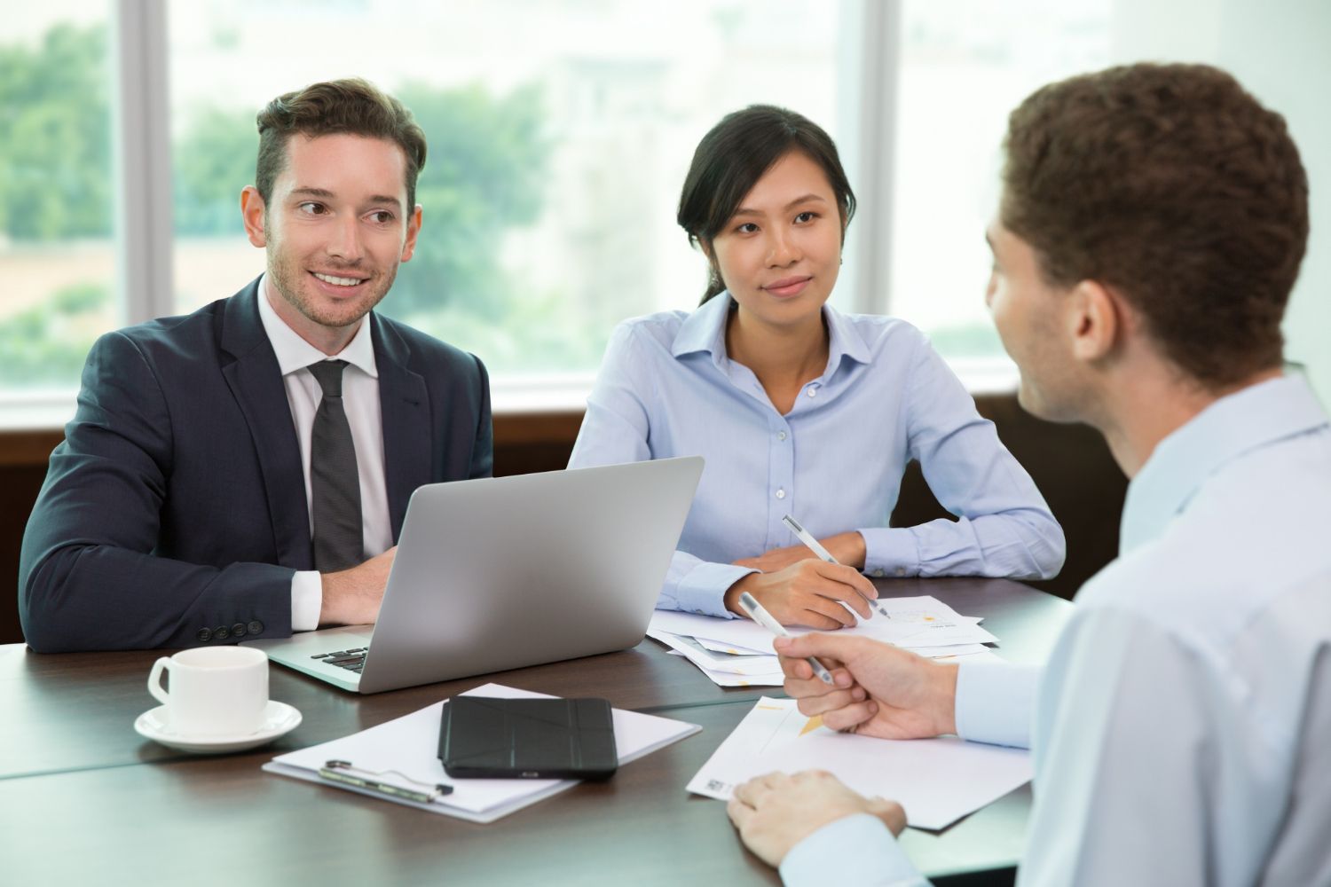 Ilustrasi suasana interview legal officer di perusahaan swasta. (Image by katemangostar on Freepik)