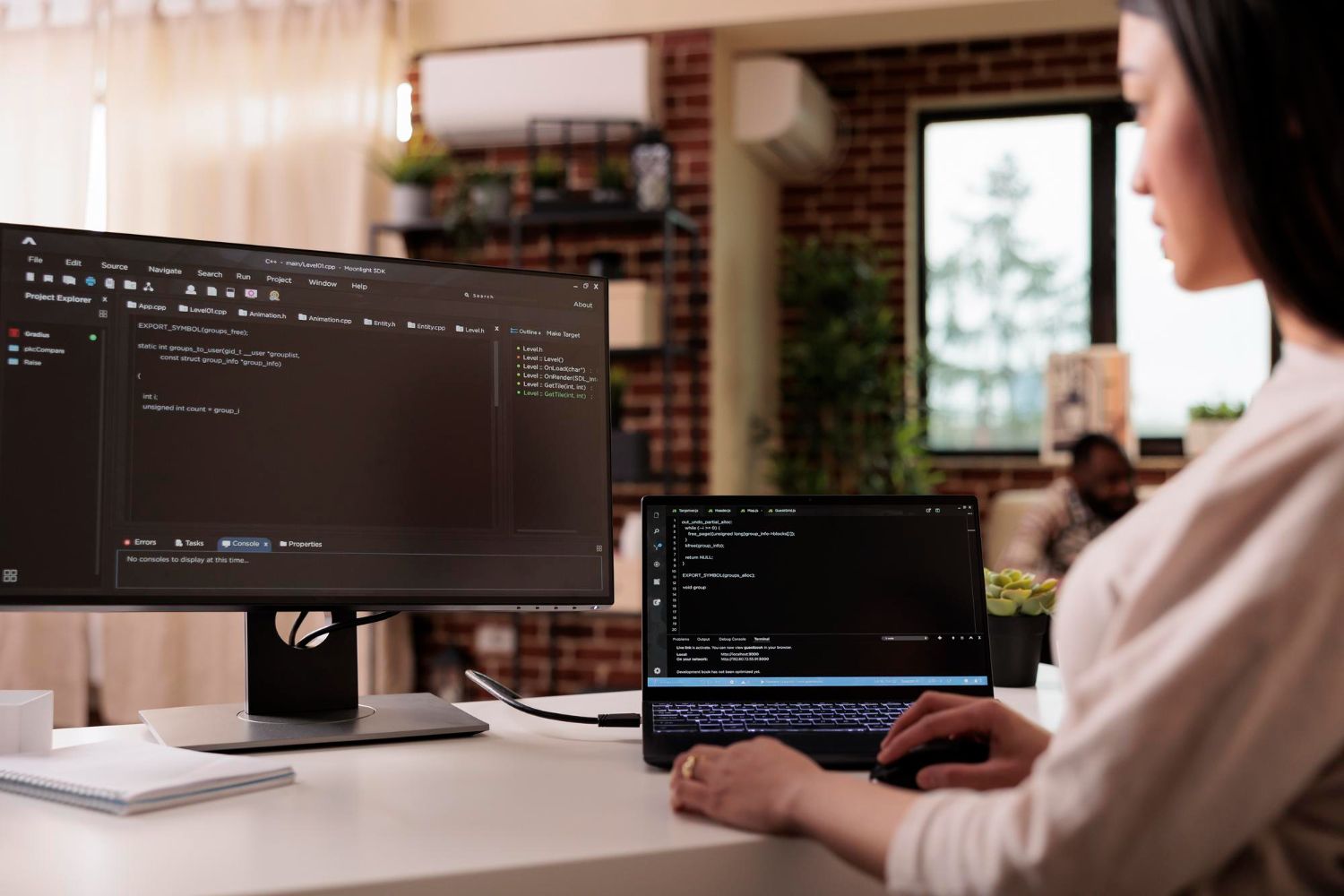 Ilustrasi seorang full stack developer wanita tampak serius ketika sedang bekerja. (Image by DC Studio on Freepik)