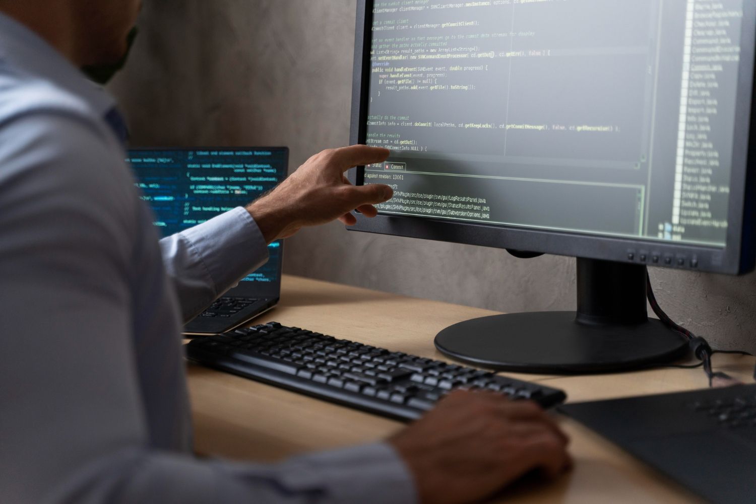 Ilustrasi seorang full stack developer perusahaan swasta sedang serius bekerja. (Image by Freepik)