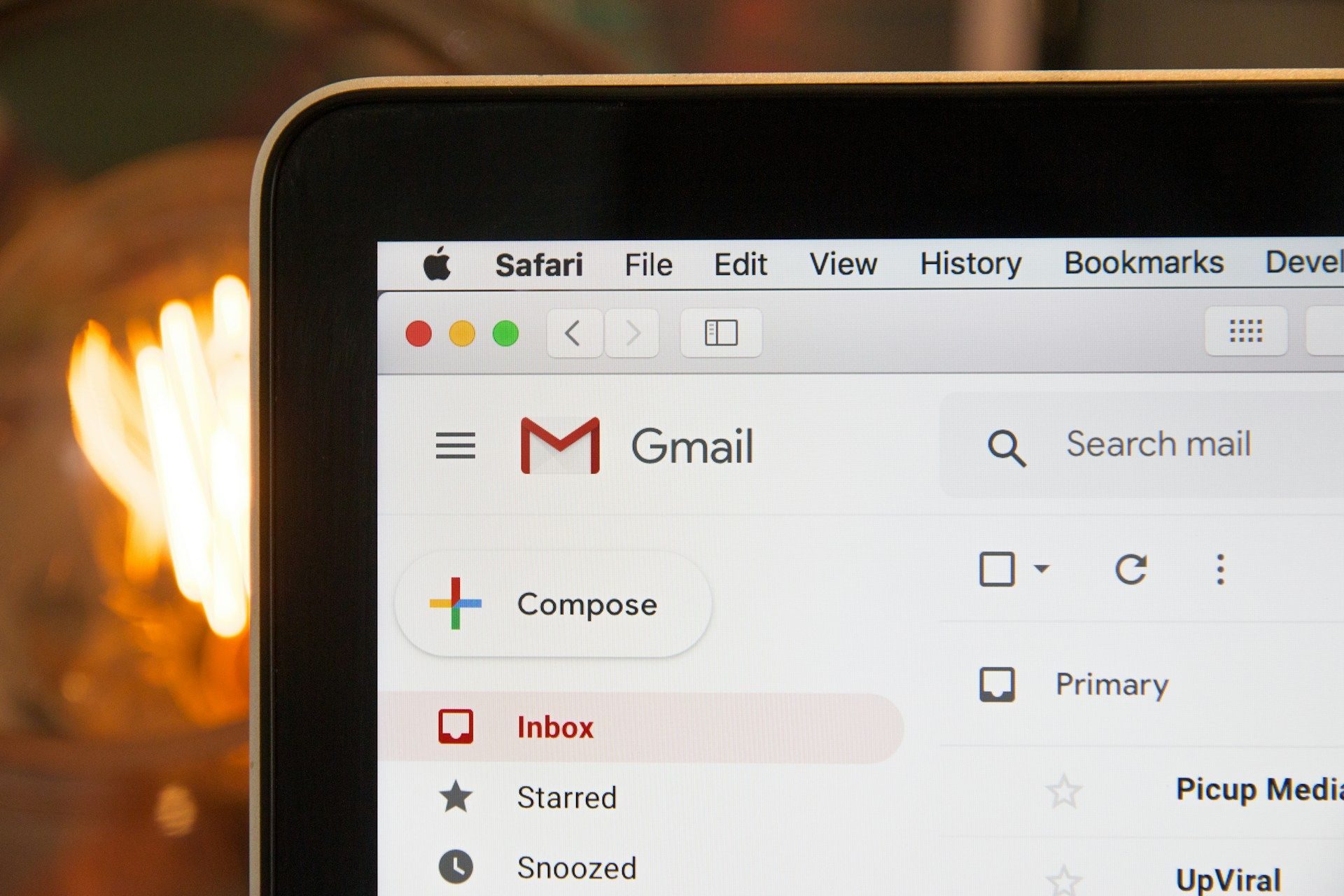 Paparan skrin Gmail pada pelayar Safari, menunjukkan butang Compose dan senarai folder seperti Inbox dan Starred.