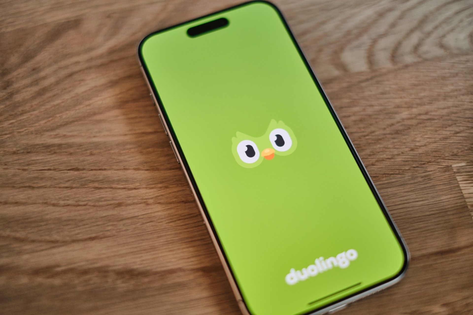 Telefon pintar memaparkan aplikasi Duolingo yang membantu pembelajaran bahasa Inggeris secara interaktif dan mudah.