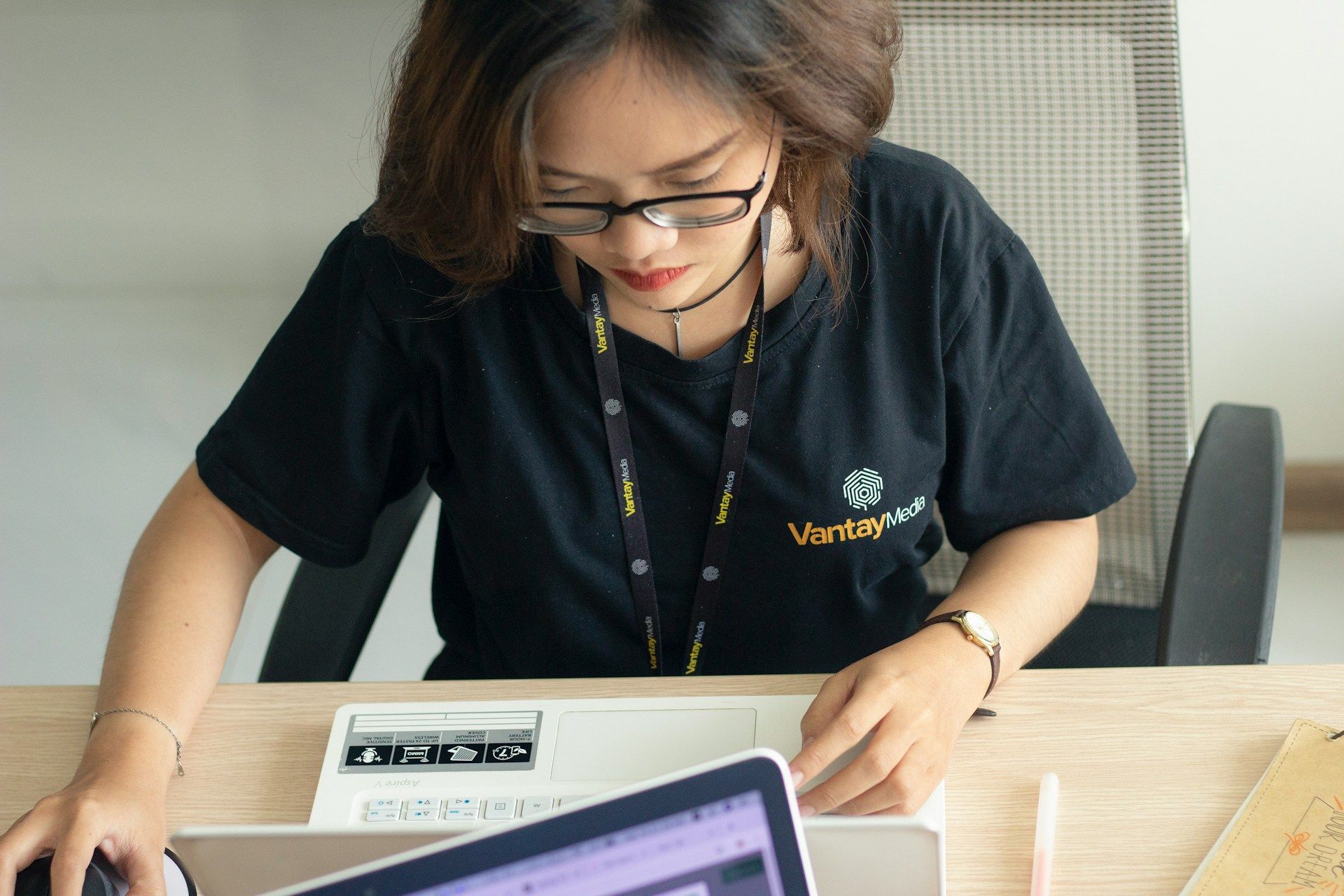 Pakar SEO membuat perancangan data untuk klien menggunakan komputer riba.