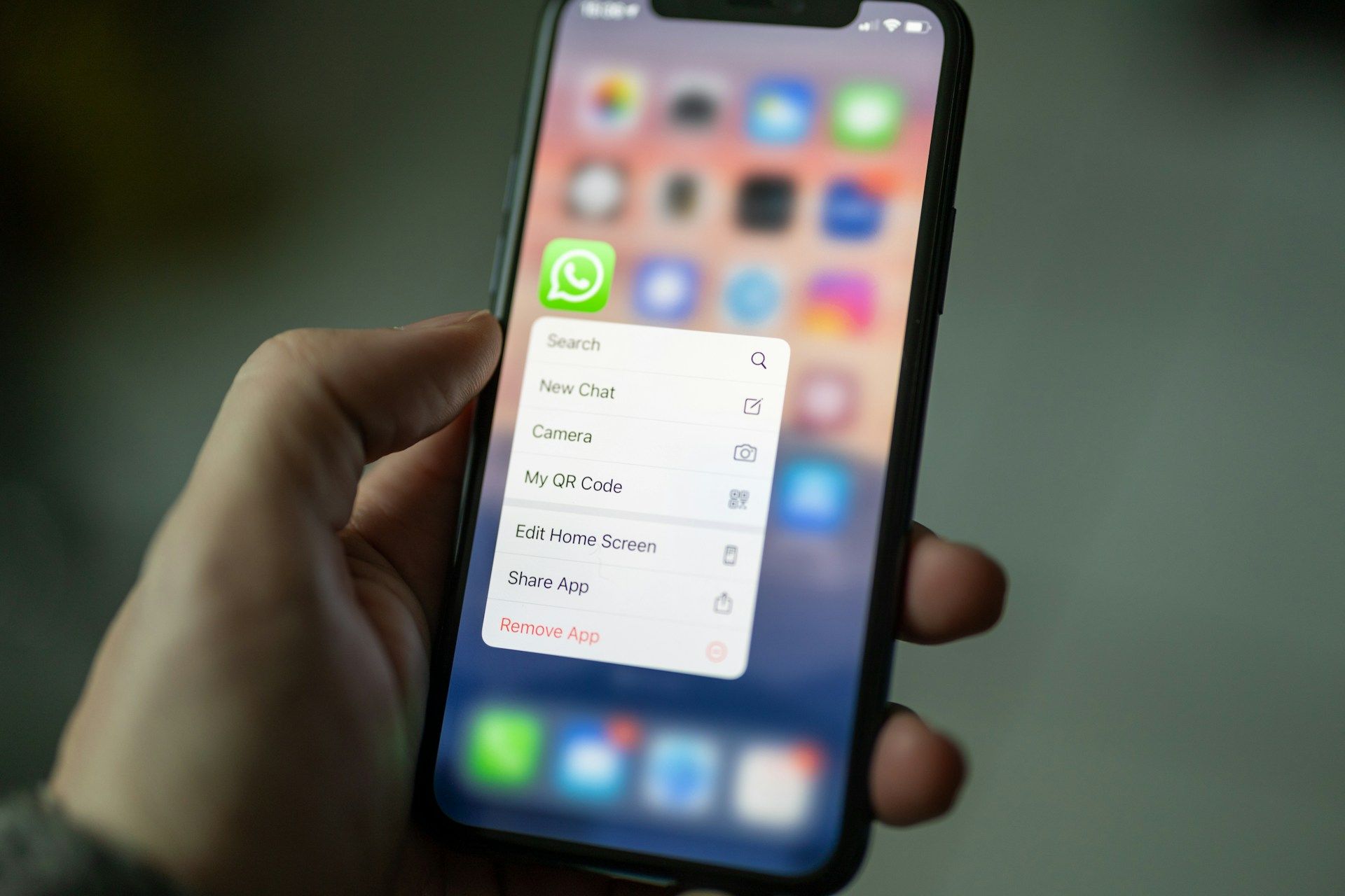 Paparan telefon menunjukkan WhatsApp, saluran komunikasi yang digunakan untuk follow up temu duga kerja.