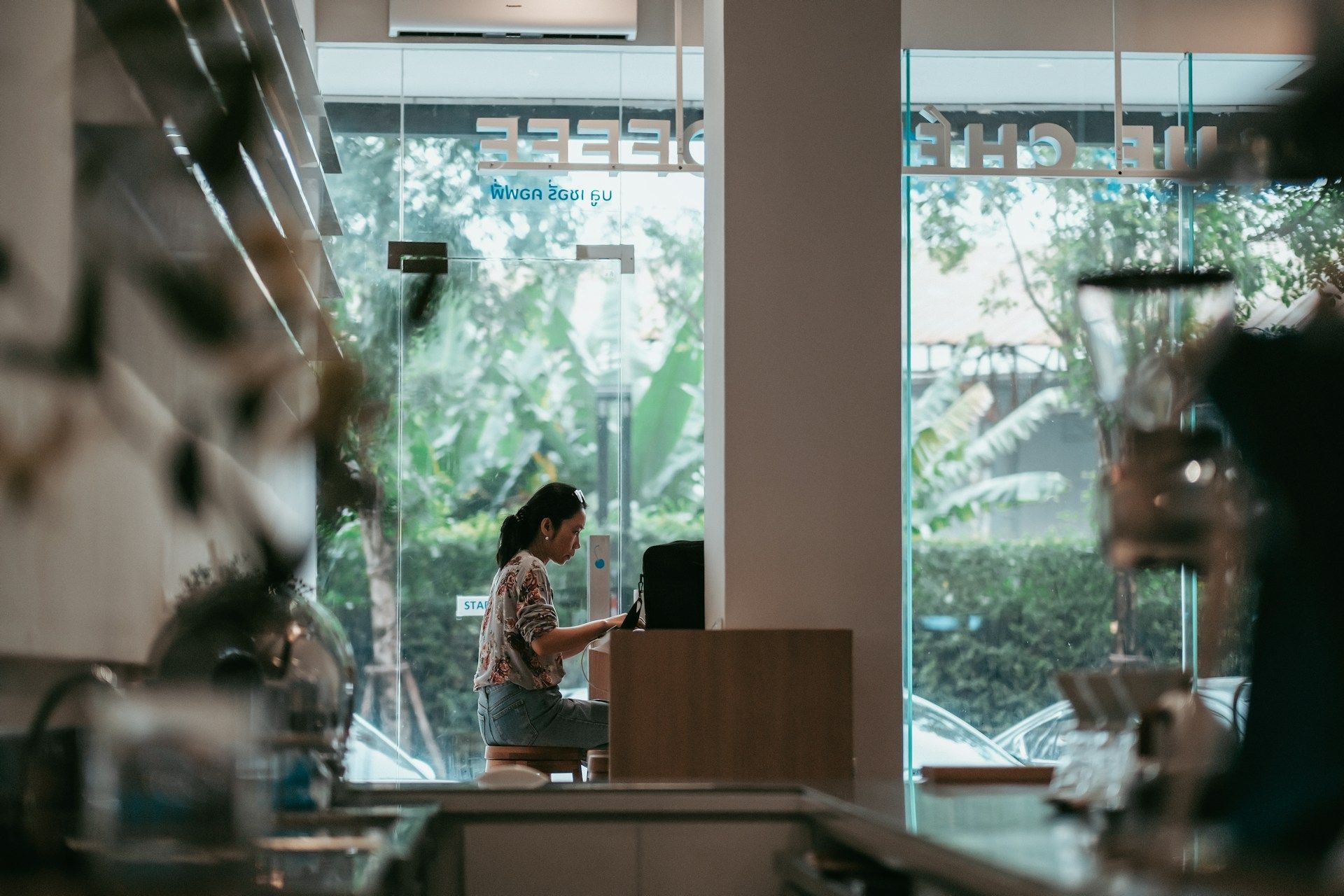 Seorang pelajar sedang bekerja sambilan di sebuah kafe dengan persekitaran yang selamat.
