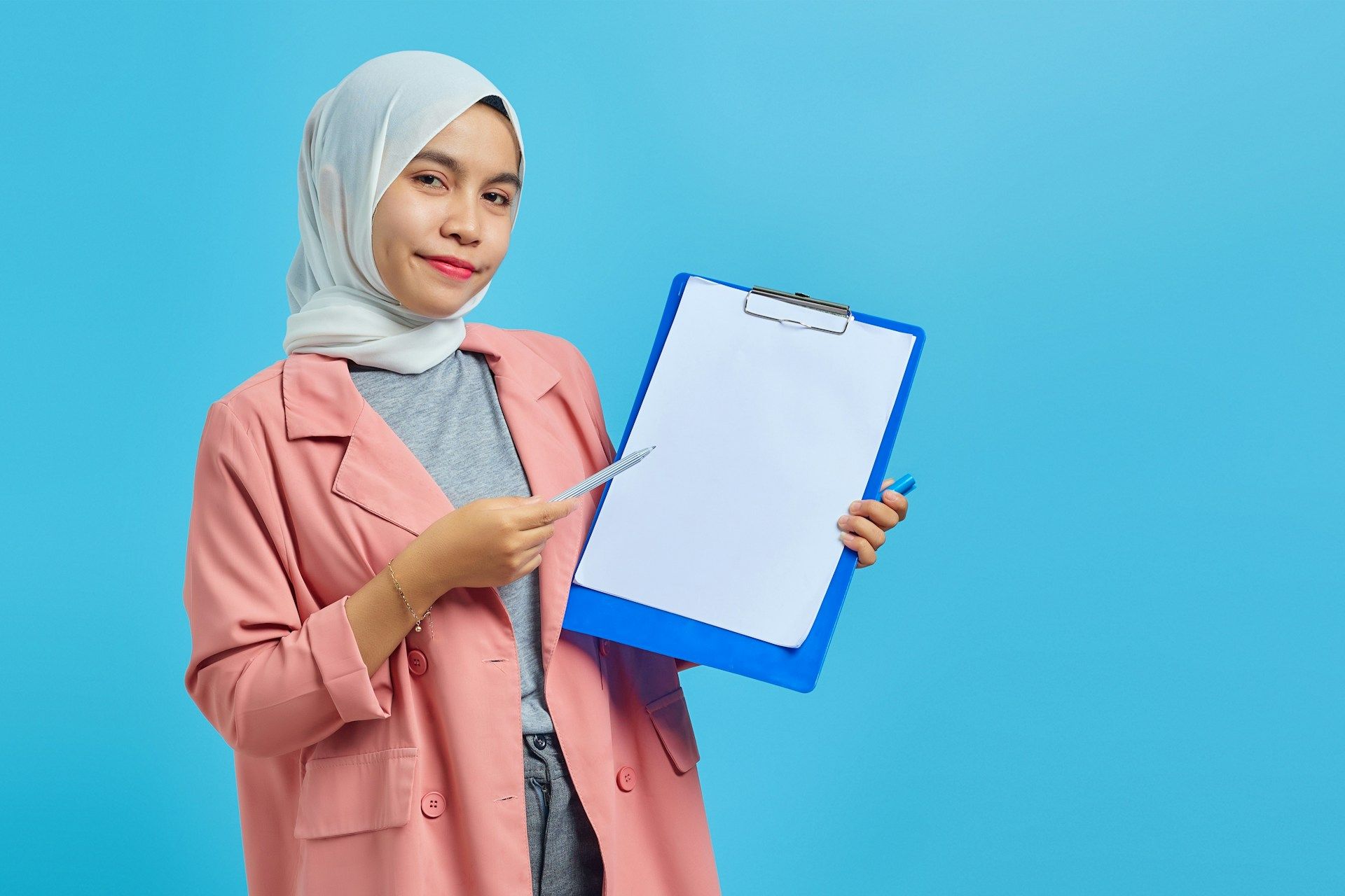 Seorang pekerja wanita memegang papan klip.