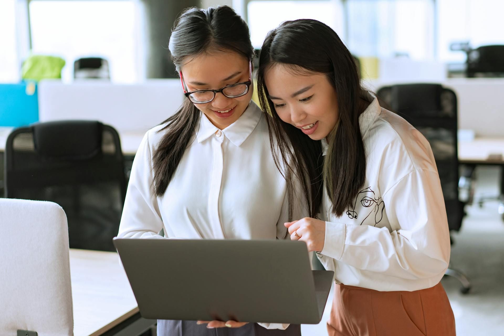 Rakan sekerja perempuan bekerja bersama-sama.