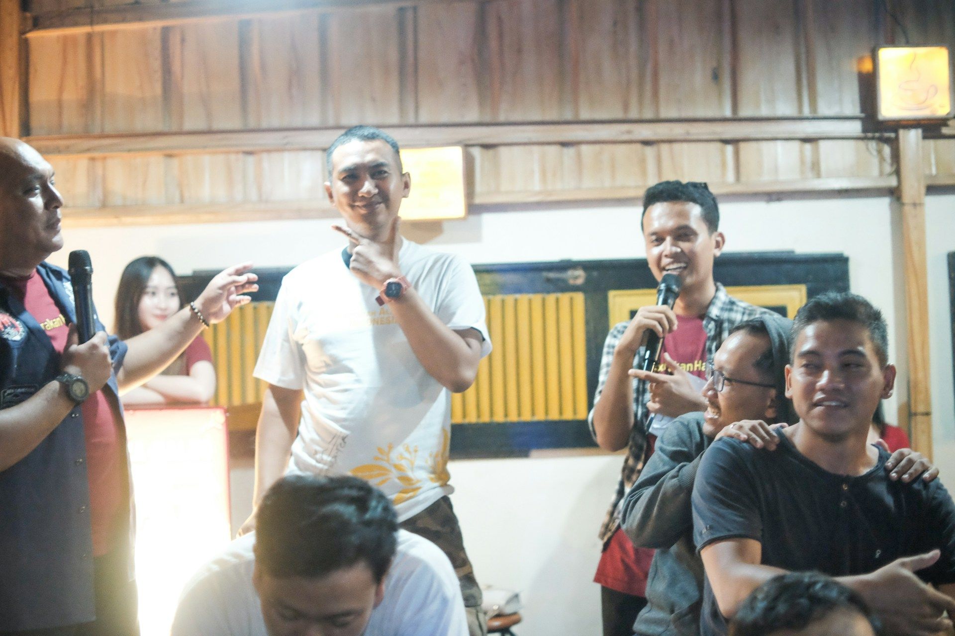 Sekumpulan orang berdiri di sekeliling satu sama lain untuk memberikan ucapan.