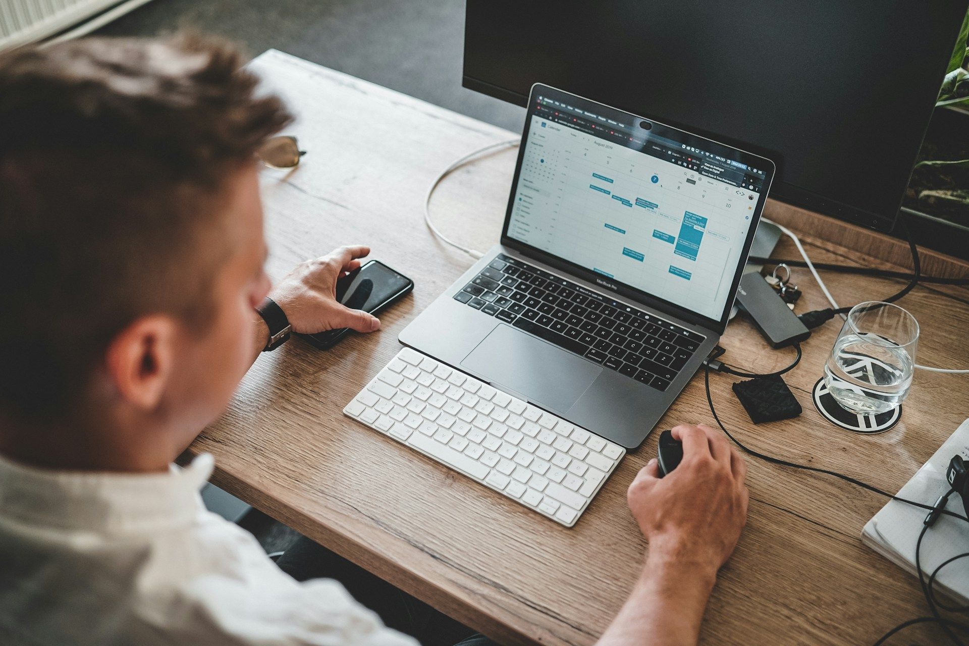 Stesen kerja dengan laptop berprestasi tinggi, sesuai untuk kerja pejabat dan pengurusan jadual harian.
