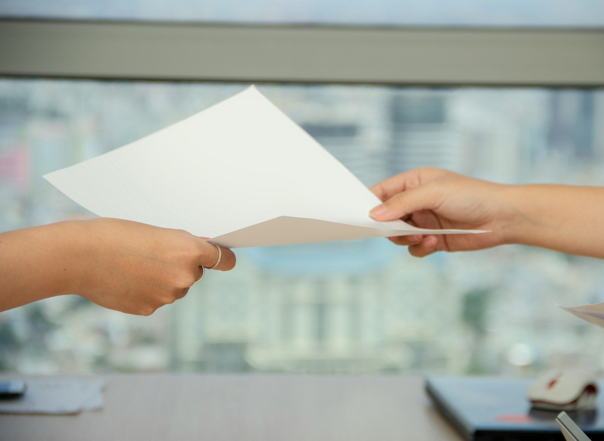 Seseorang menyerahkan sekeping kertas.