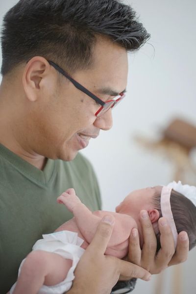 bapa penyayang dengan bayi yang baru dilahirkan