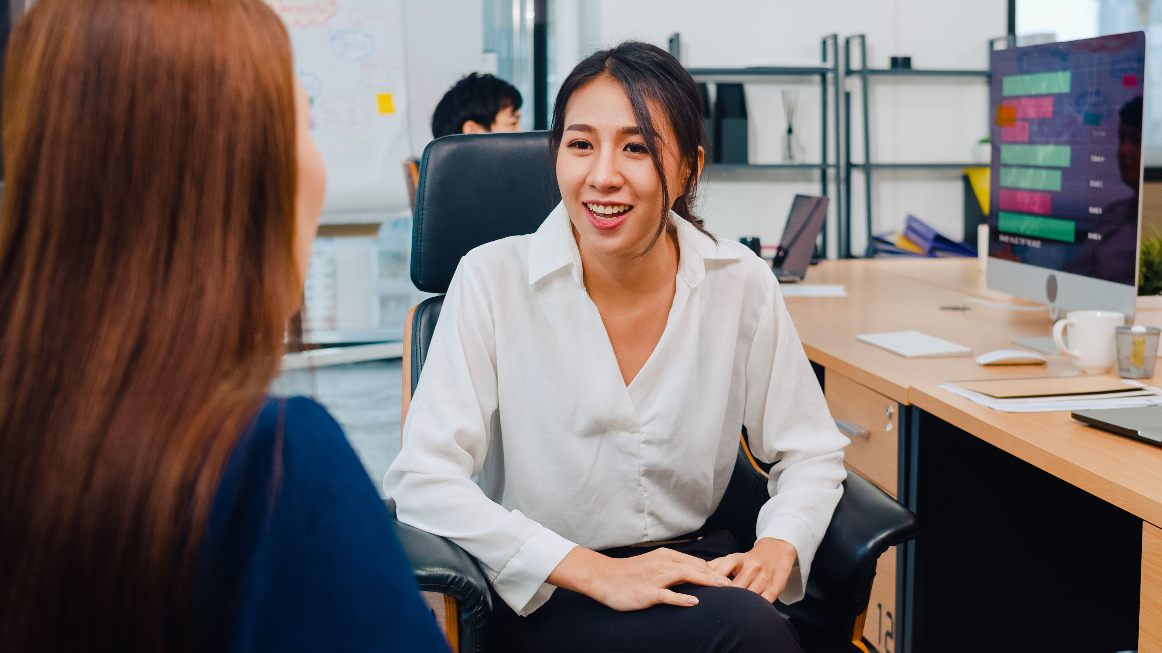Ilustrasi suasana interview kerja posisi admin. (Image by tirachardz on Freepik)