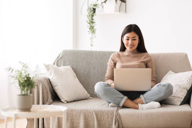 seorang wanita sedang membuat cv