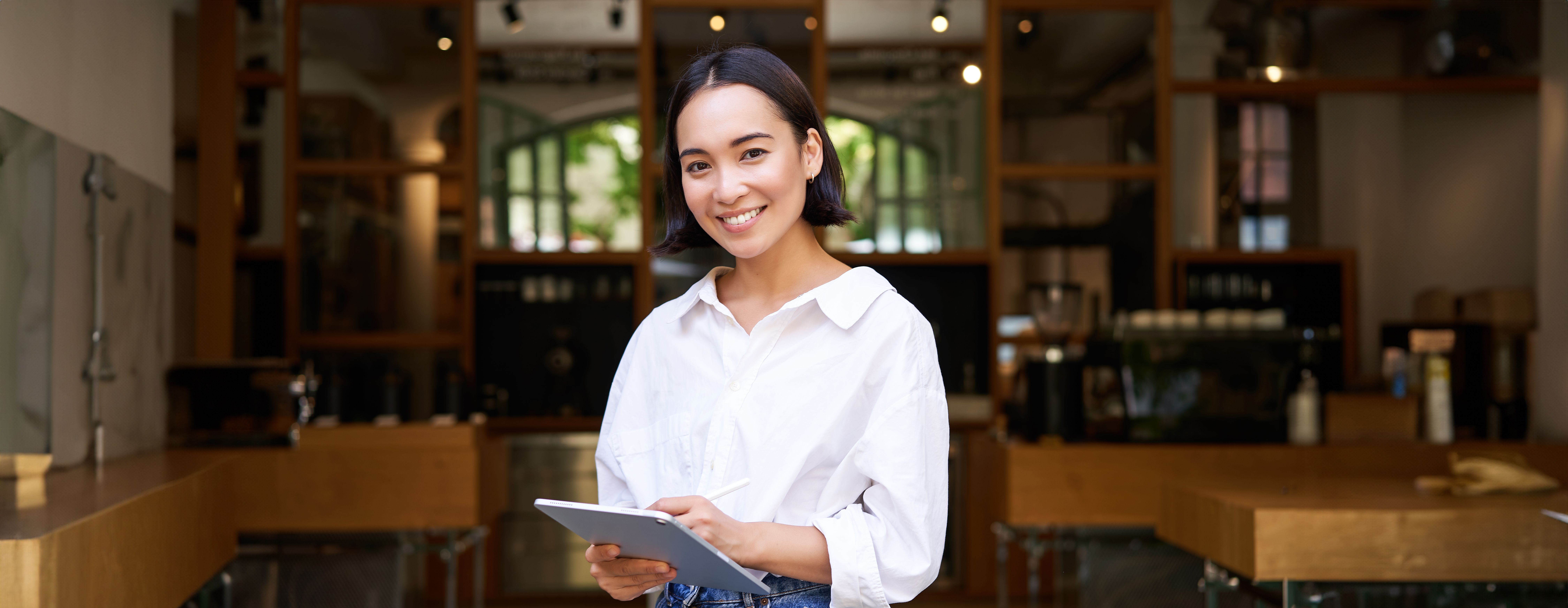 Ilustrasi seorang kandidat pelamar kerja wanita sedang bersiap menghadapi interview waiter. (Image by benzoix on Freepik)