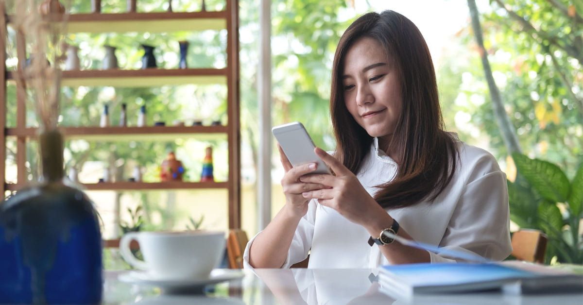 A woman setting up an out of office message on her phone